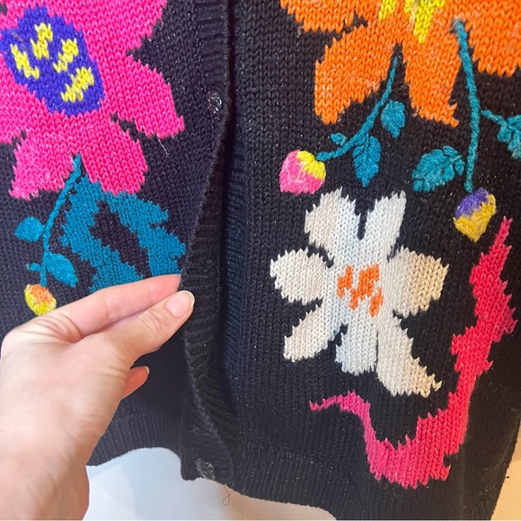 VINTAGE | Jaclyn Smith colorful floral embroidered oversize knit cardigan - Picture 5 of 11